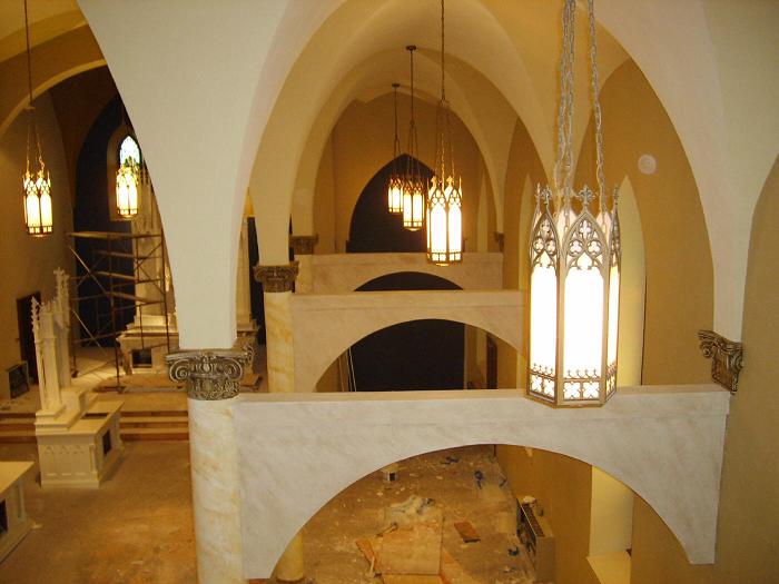 Wea Kansas C. Church, Scagliola pilasters and marmorino arches