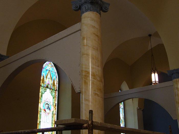 Wea Kansas C. Church, Scagliola pilasters